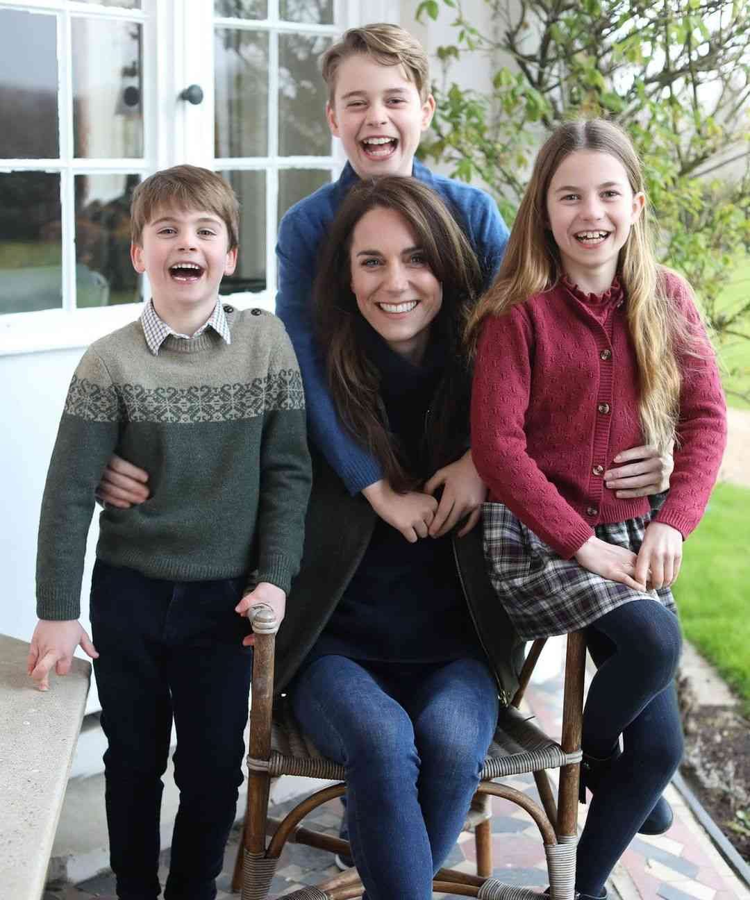 Kate Middleton junto a sus hijos George, Charlotte y Louis en su fotografía para celebrar el Día de las Madres 2024.