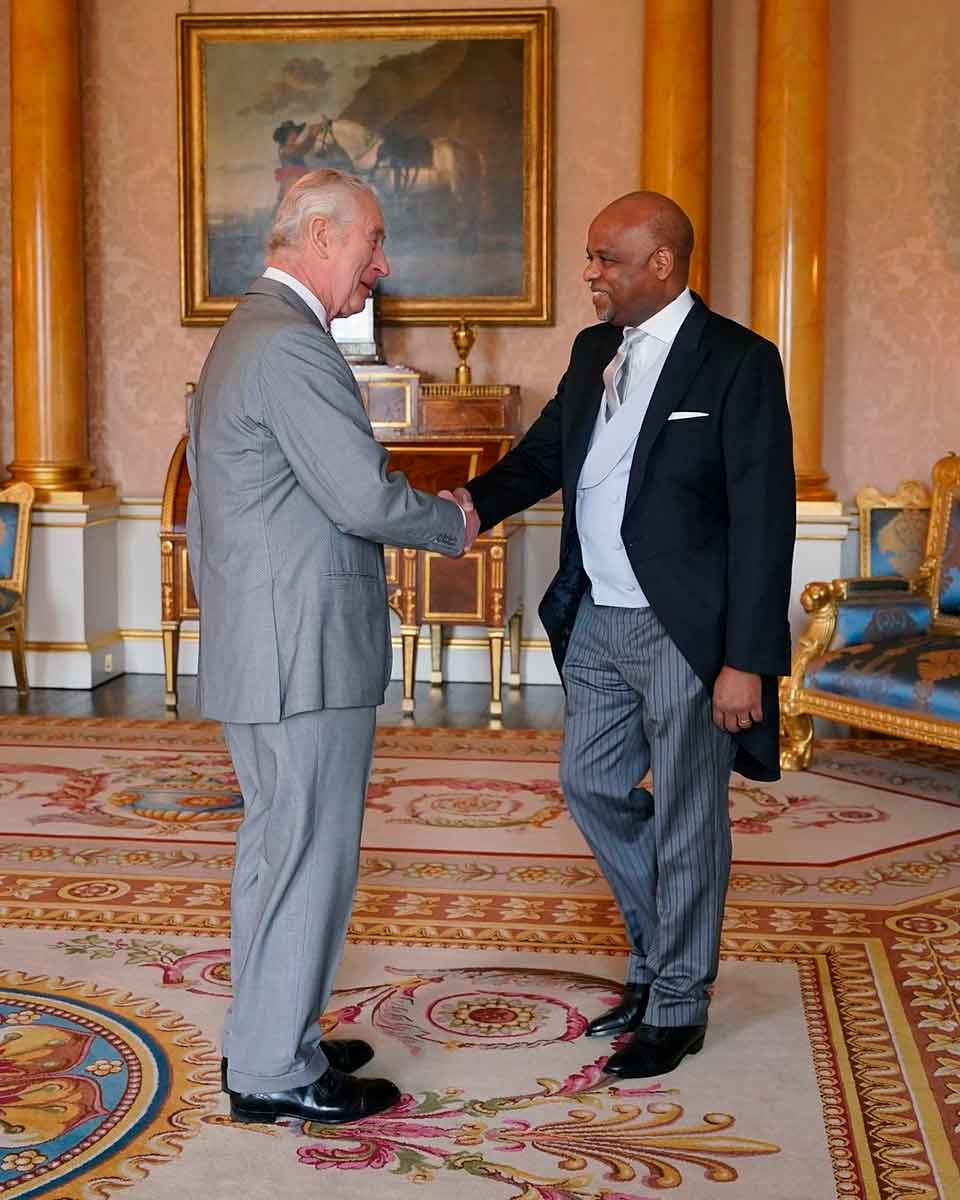 Hace unos días, Carlos recibió al comisionado de Jamaica. 