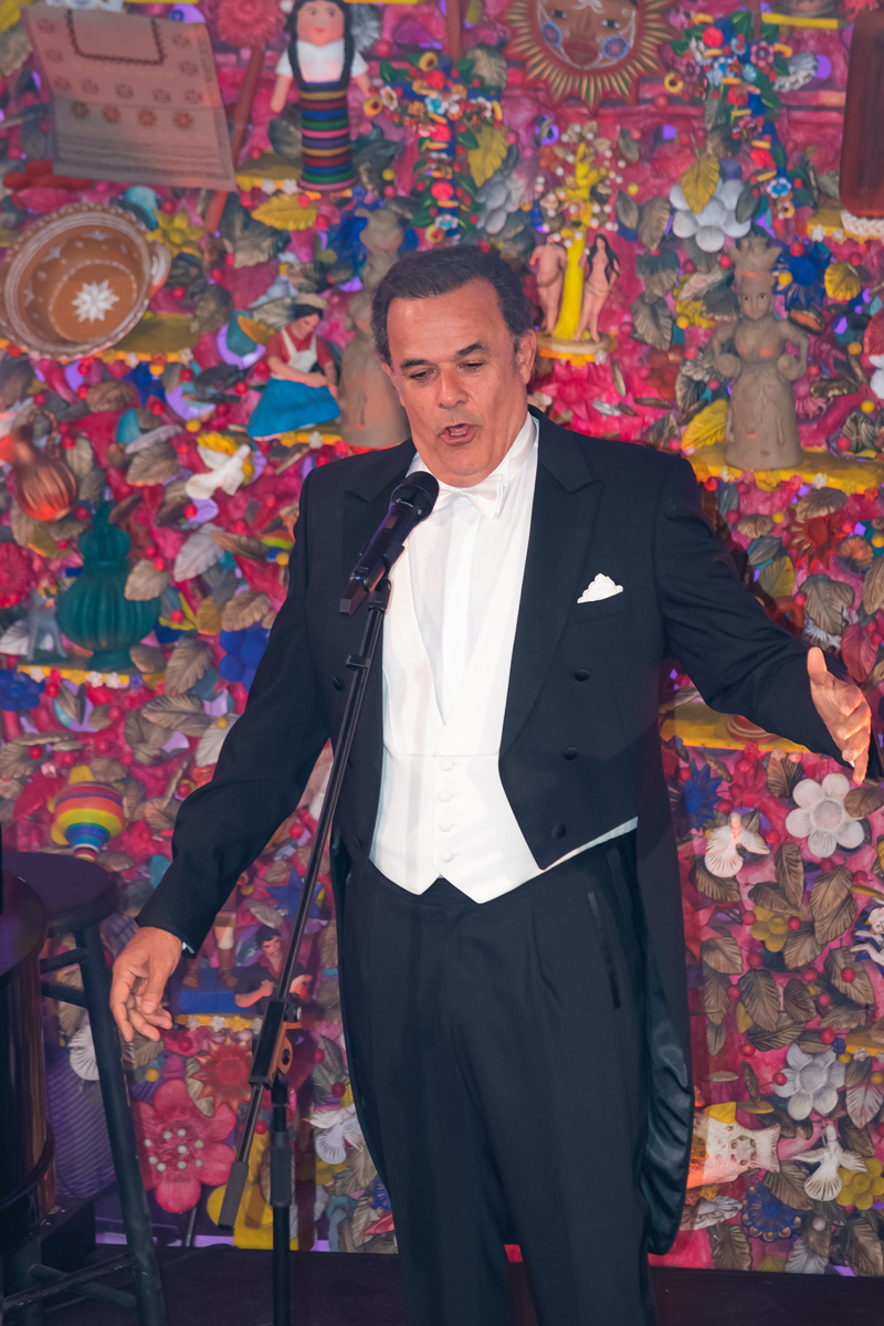 El tenor Fernando de la Mora engalanó la noche del 25 Aniversario de la Asociación Amigos MAP.