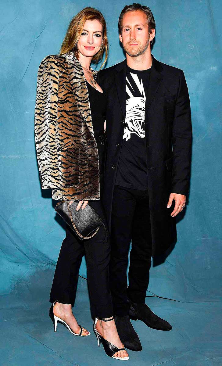 La actriz habla poco sobre su vida privada pero está casada desde hace 12 años con Adam Shulma, diseñador de joyas, y con quien tiene dos hijos: Jonathan y Jack. 