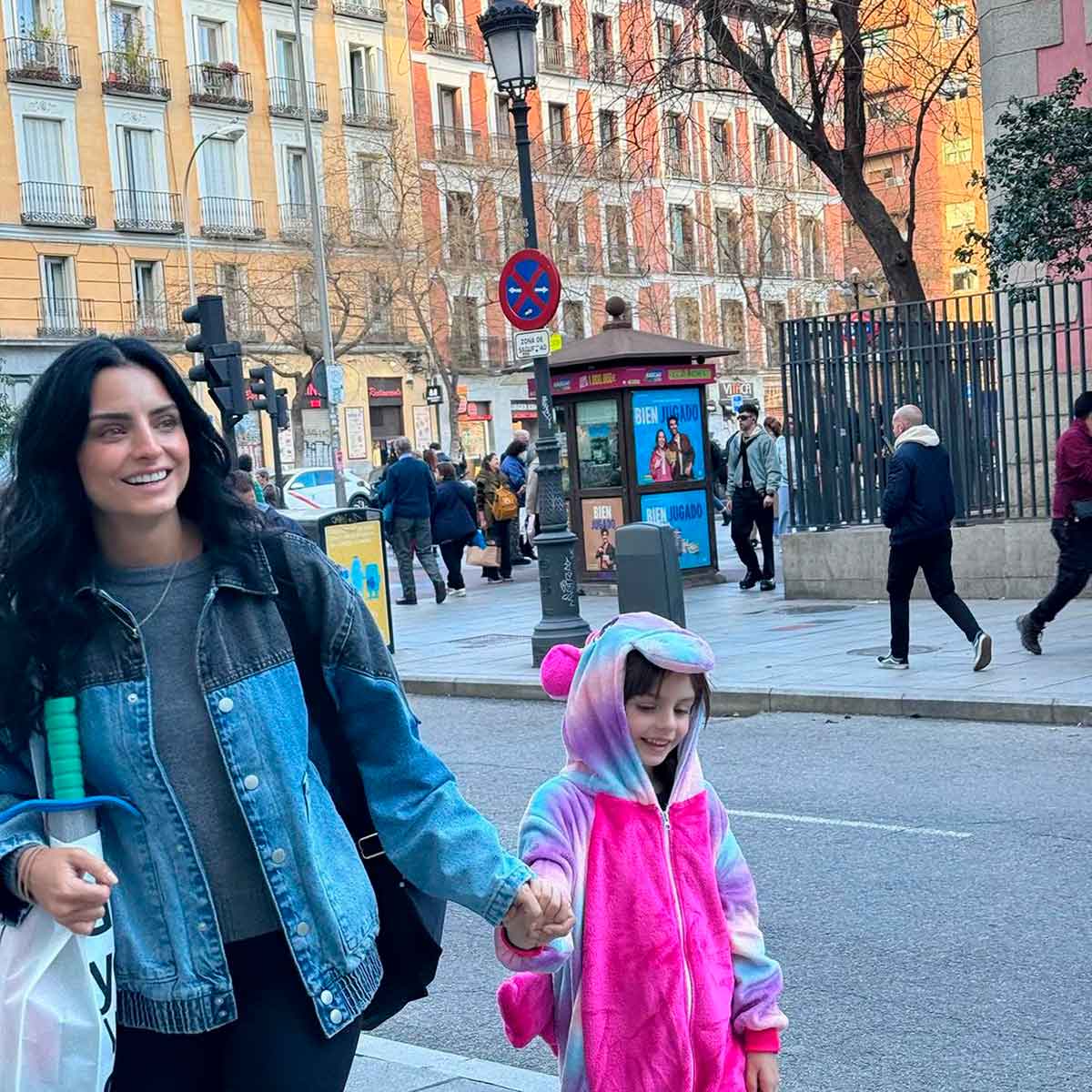 Aislinn pasó tres meses en España con su hija Kailini y su ex Mauricio Ochmann.
