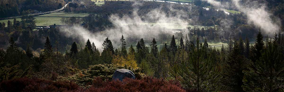 Balmoral está ubicado en Aberdeenshire, Escocia y está rodeado de hermosa naturaleza. 