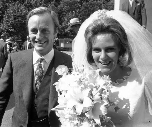 La reina Camilla en su boda con Andrew Parker-Bowles en 1970. 
