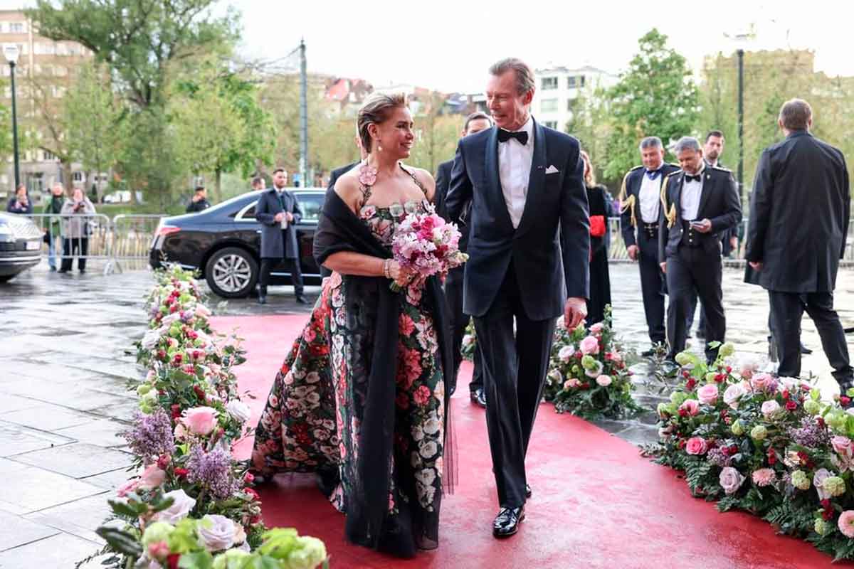 La Duquesa María Teresa desea pasar más tiempo con su esposo el duque.