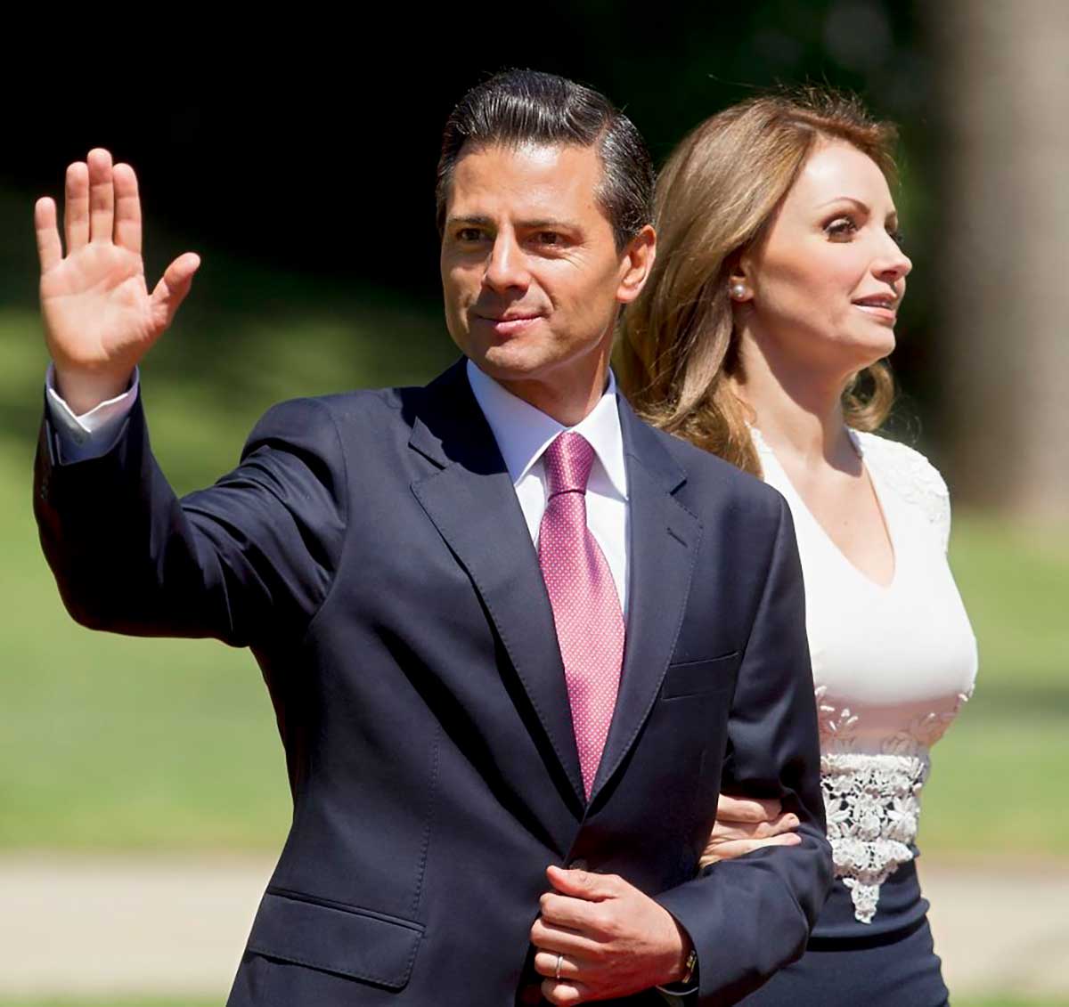 El ex presidente hizo público su divorcio con la actriz, después de concluir su mandato y después de haber sido captado con Tania Ruiz. 