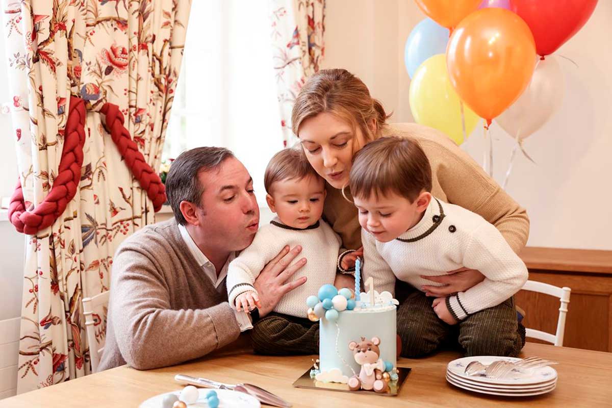 Guillermo de Luxemburgo estaría listo para seguir los pasos de su padre y asumir su responsabilidad en el trono. Aquí junto a su esposa Stéphanie y sus dos hijos. 