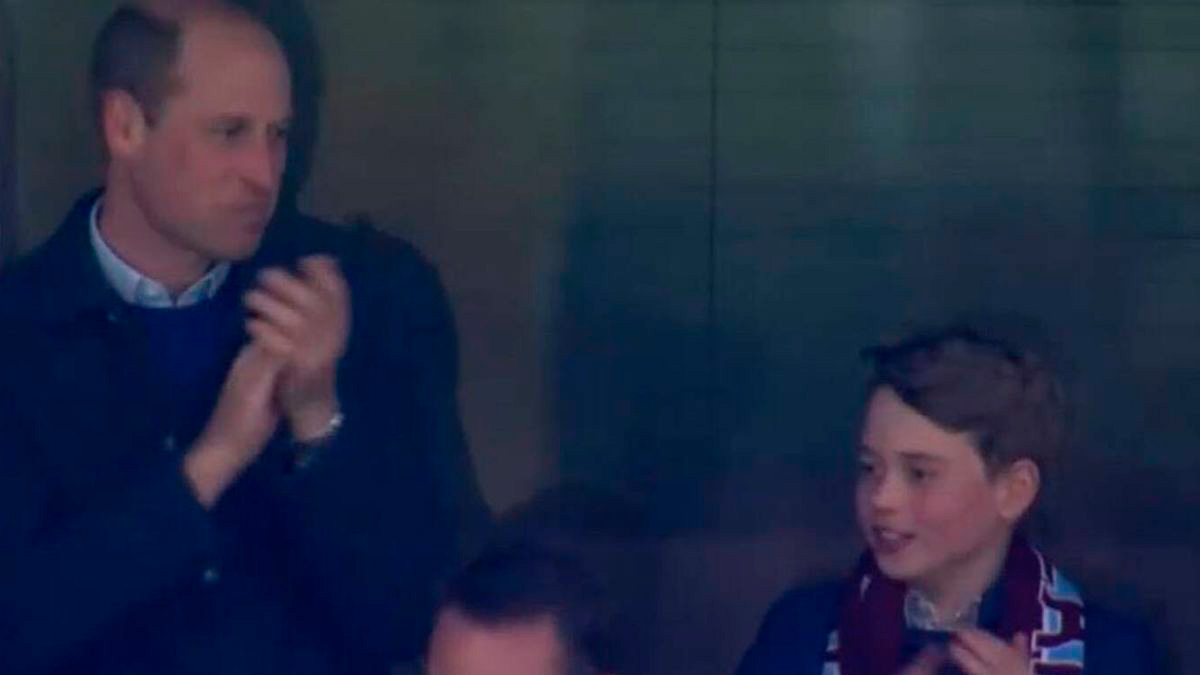 El príncipe William tiene salida inesperada con su hijo George para ver el futbol mientras Kate Middleton descansa en casa