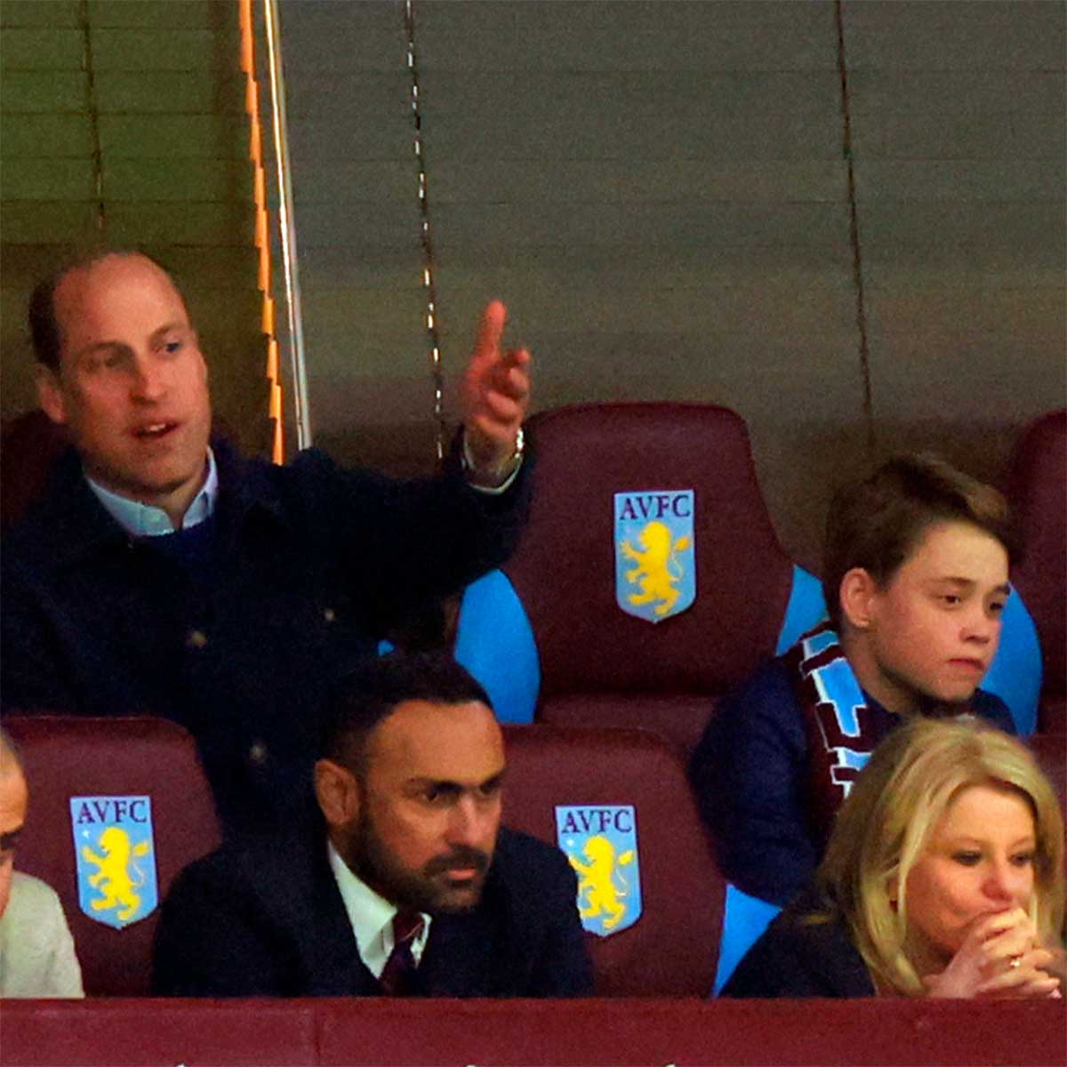 Padre e hijo son fanáticos del futbol y son leales al equipo Aston Villa.