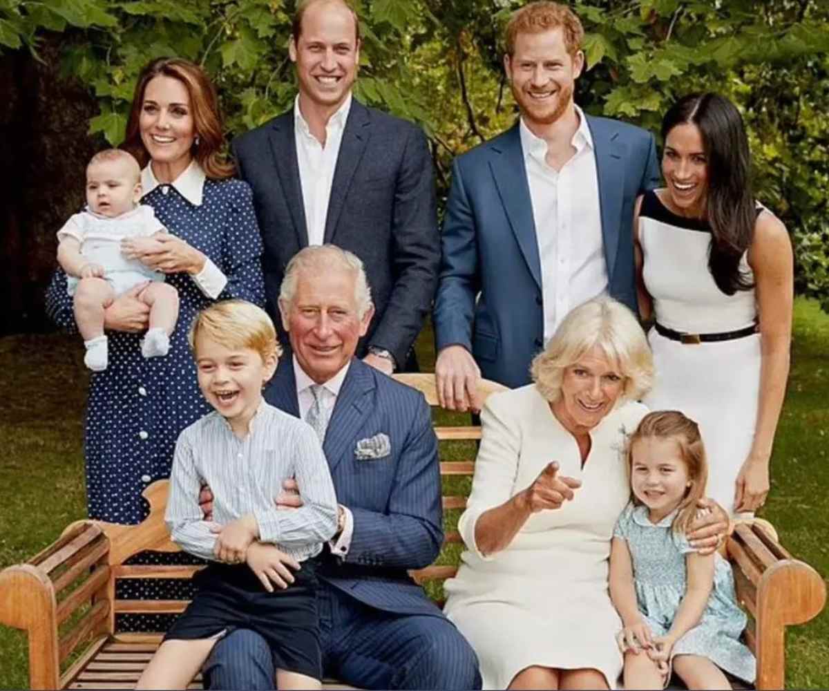 Esta fue la última foto oficial en la que aparecen el príncipe Harry y Meghan Markle junto al resto de la familia. La postal corresponde al cumpleaños 70 del rey Carlos III, quien deseaba celebrar junto a sus hijos y sus nietos.