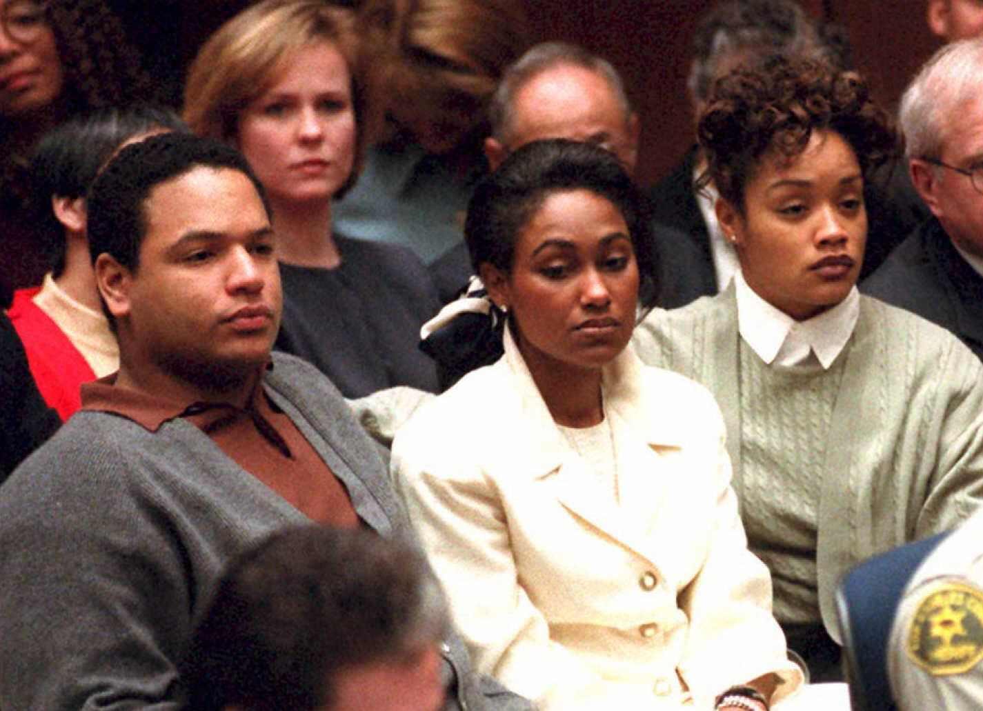 Jason Simpson junto a su familia durante el juicio de su papá. 