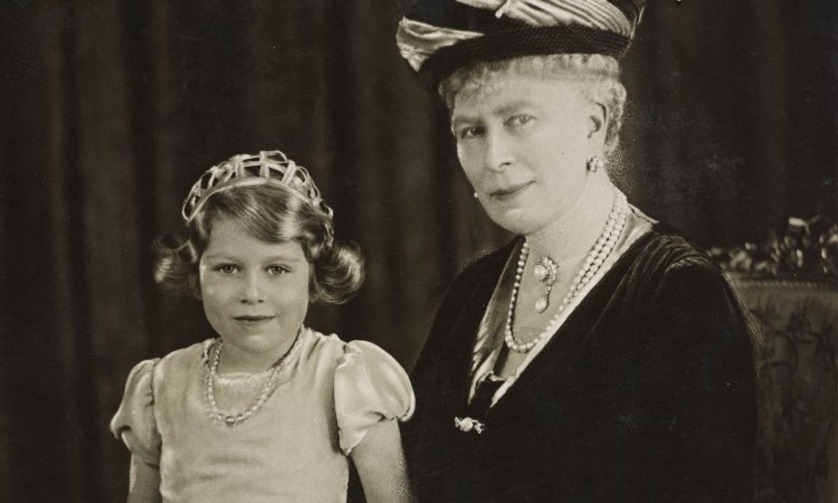 María de Teck fue princesa de Gales 9 años, luego se convirtió en reina. Era la abuela de la reina Isabel II (en la foto de niña)