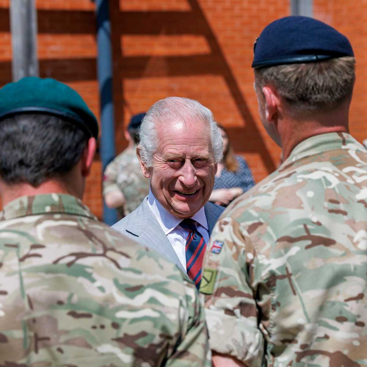 Si Harry se hubiera hospedado en una propiedad de la familia real británica, quizá el reencuentro con el rey hubiera sido posible. 