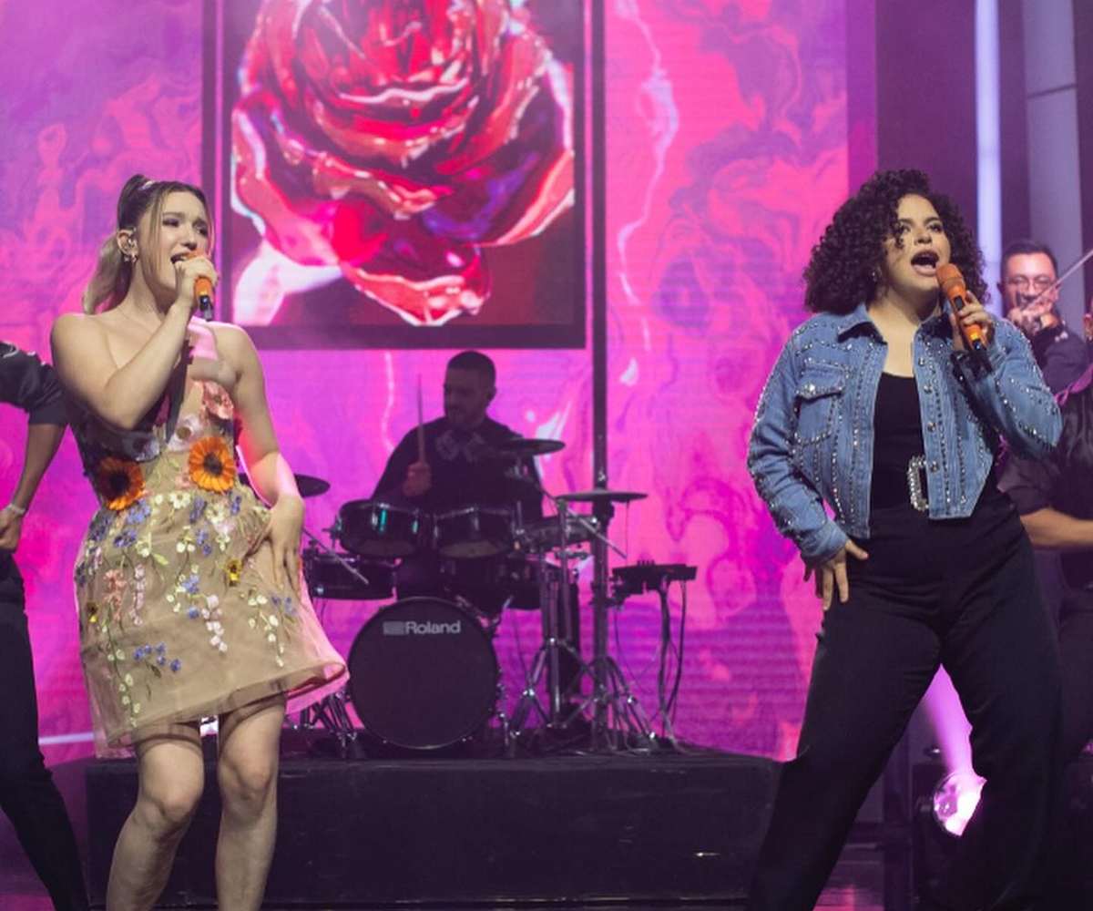 Mía Rubín y Lucero Mijares compartieron el escenario después de la interpretación de una canción de Whitney Houston.