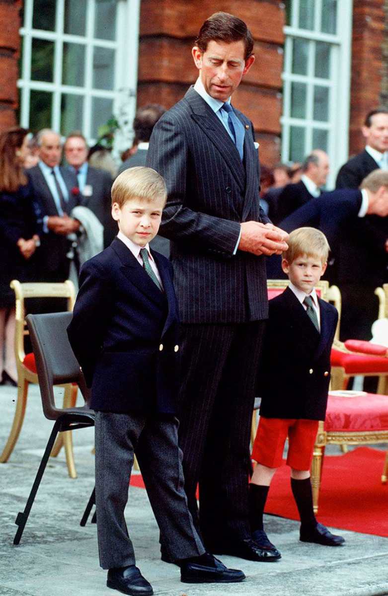 Aquí el entonces príncipe Carlos junto a sus dos hijos, William y Harry, cuando aún eran unos niños.