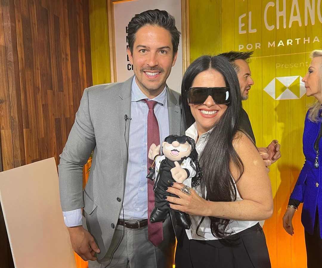 Víctor González Herrera y la conductora, Martha Debayle.