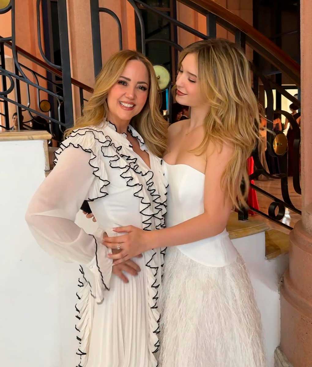 Andrea Legarreta y su hija