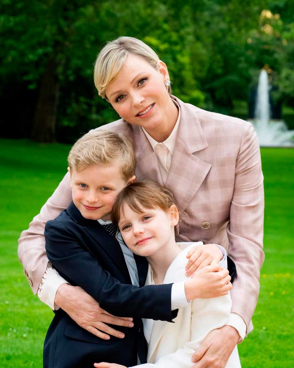 Charlène de Mónaco luce mucho más relajada y sonriente. Aquí junto a sus hijos Gabrielle y Jacques con motivo del Día de las Madres.