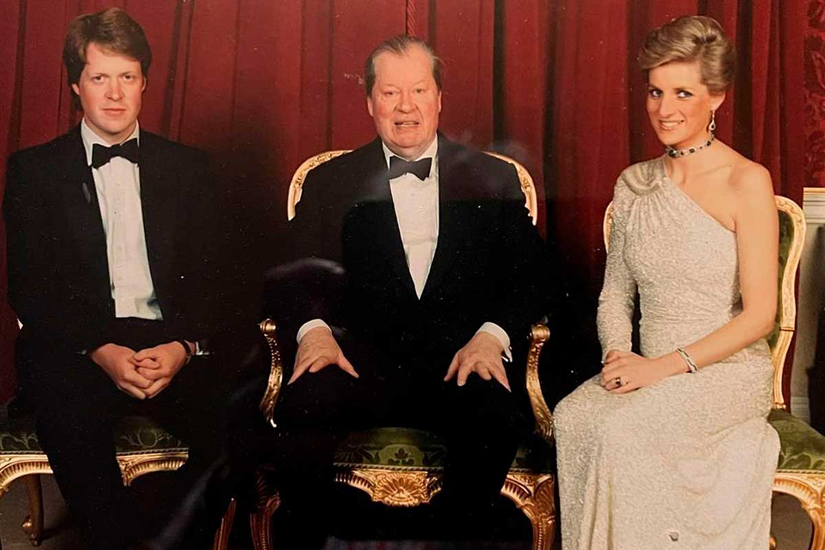 Charles Spencer y la princesa Diana junto a su papá John Spencer.