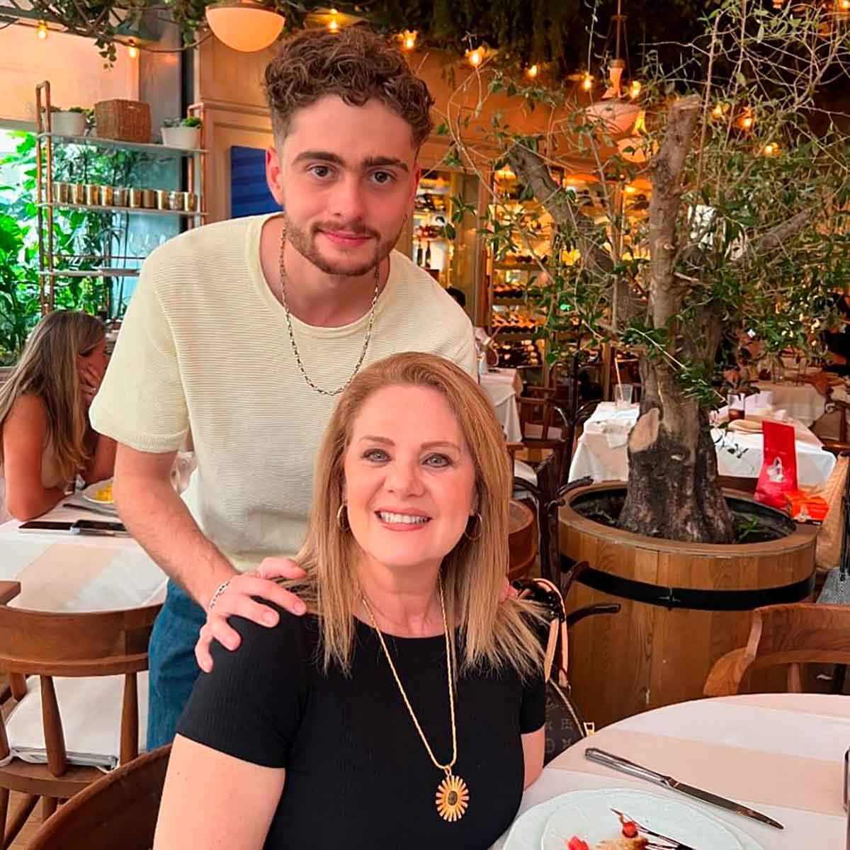 A Erika Buenfil no le molesta en lo absoluto que su hijo Nicolás conviva mucho más con su papá.