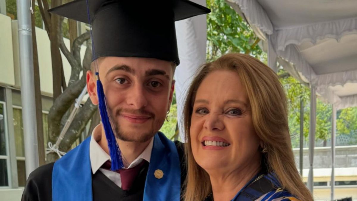 Orgullosa, Erika Buenfil celebra la graduación de preparatoria de su hijo, Nicolás, con fotos del inolvidable momento