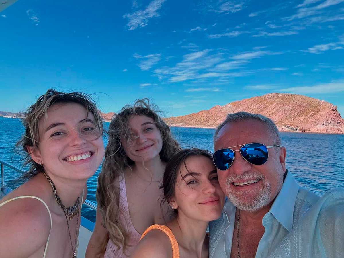 El festejo de cumpleaños del 'Güero' Castro inició con un viaje a La Paz, Baja California Sur, con sus tres hijas. 