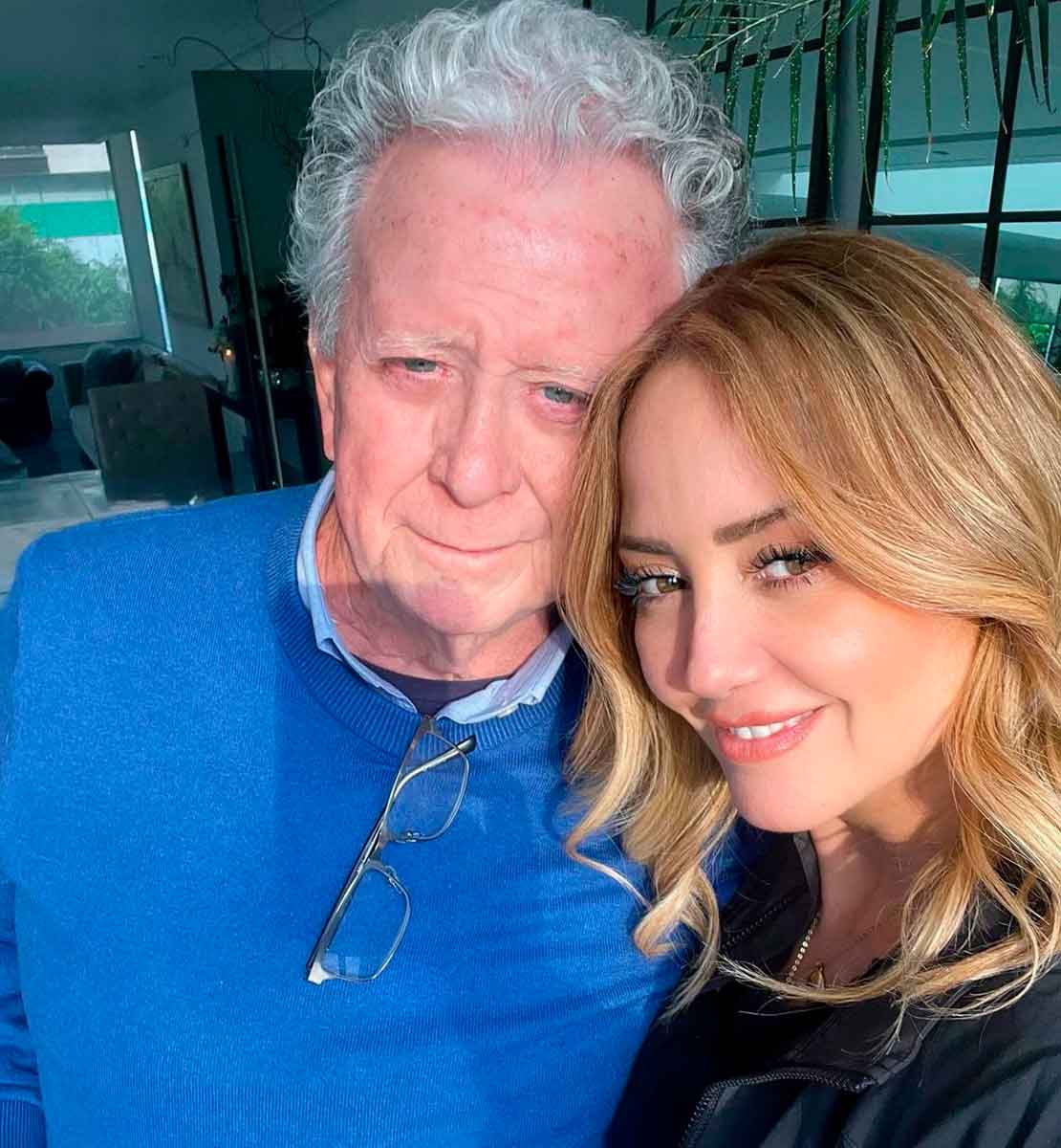 Andrea Legarreta está muy al pendiente de su papá, Don Juan, todos los días.