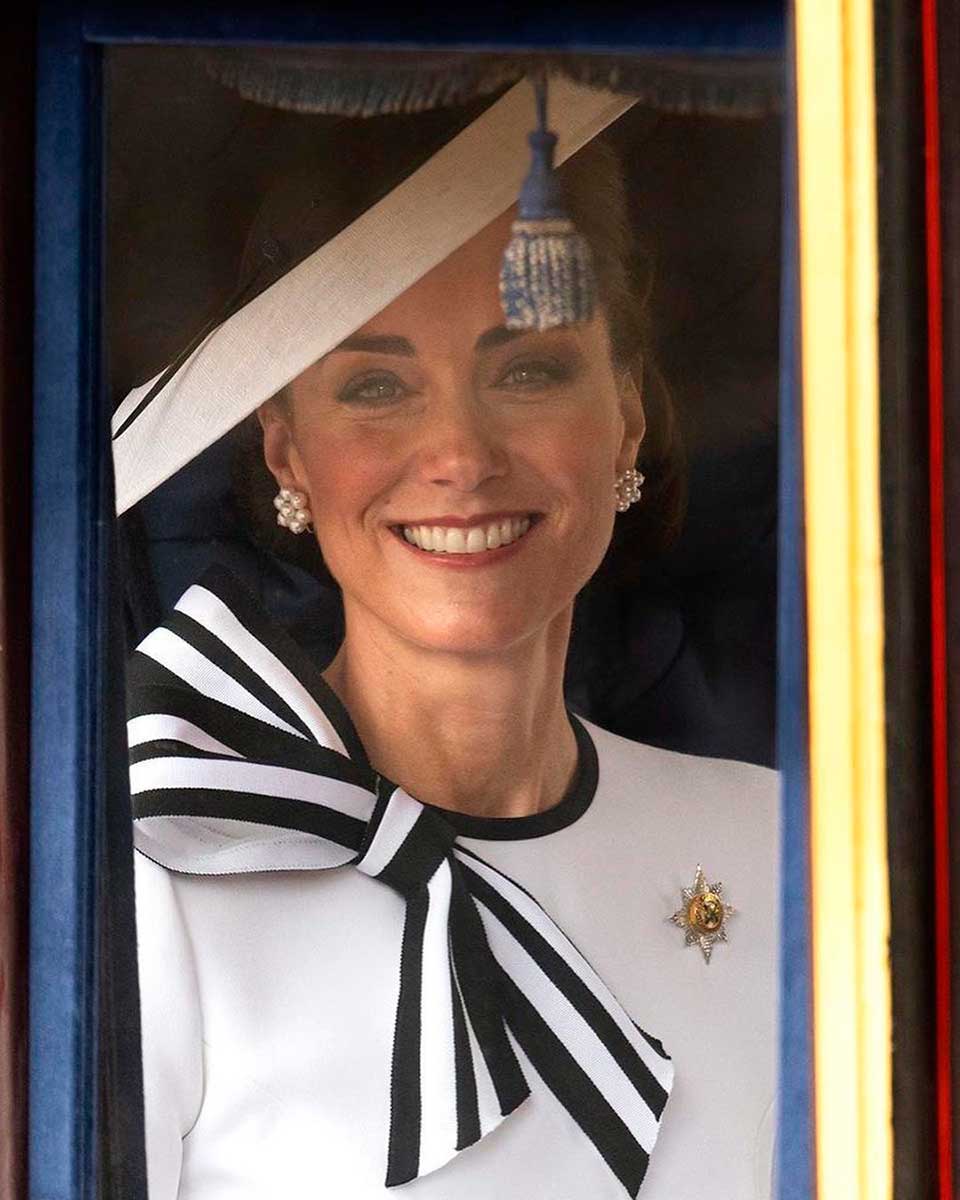 Kate complementó su look con accesorios de gran significado para ella. 