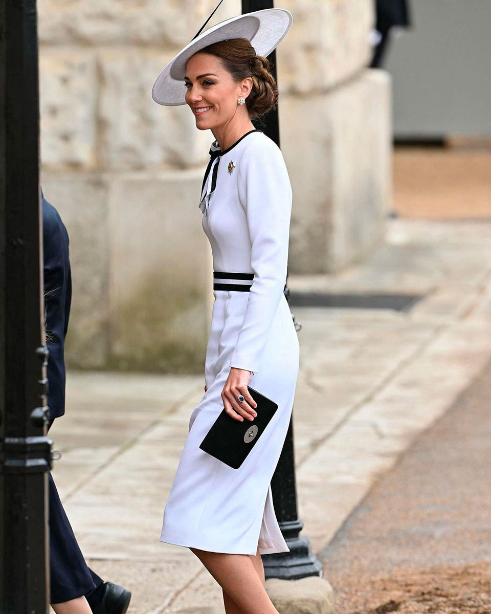 Kate Middleton eligió un diseño en blanco para su regreso a sus actividades reales junto a su familia.