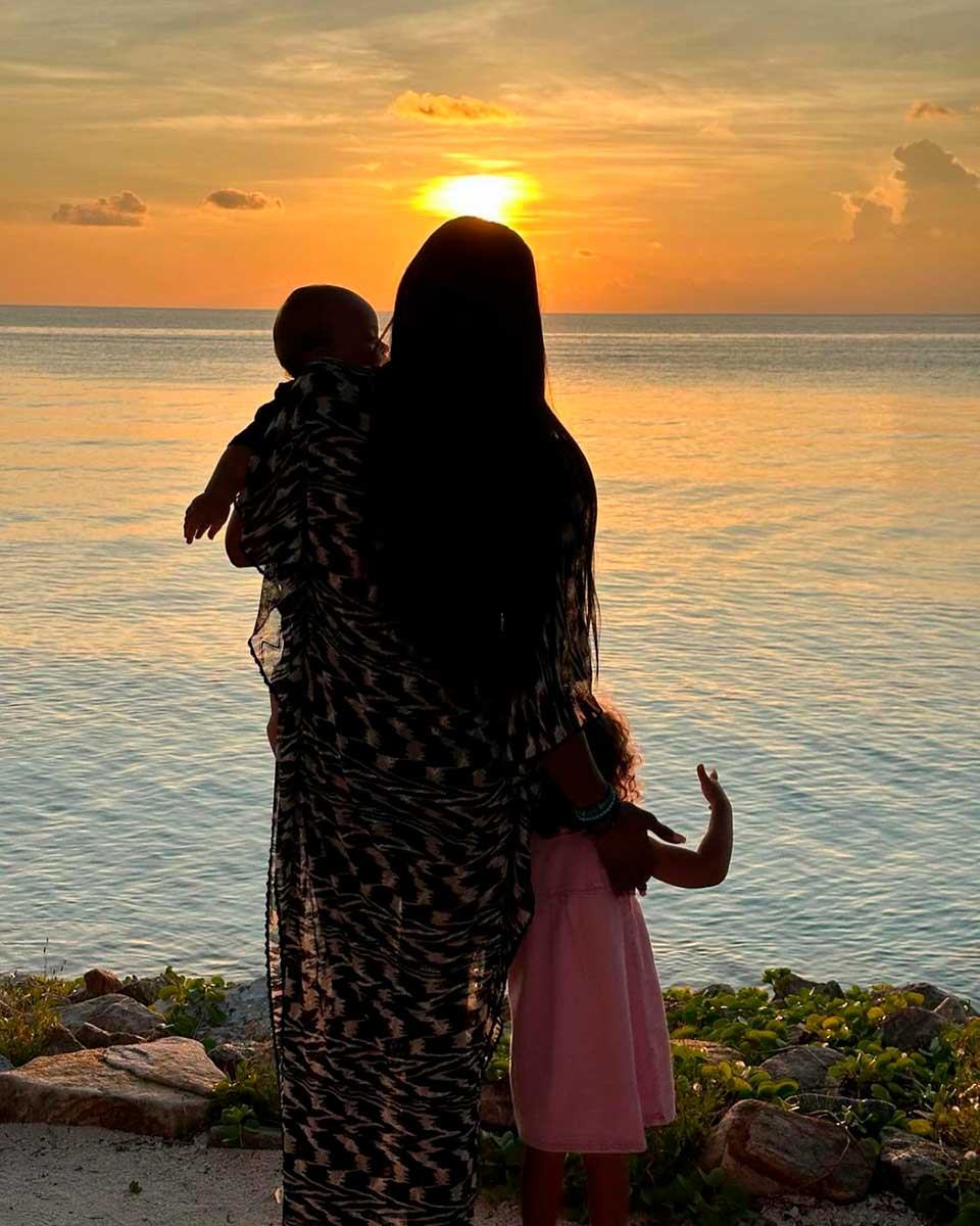 Naomi cría en solitario a una niña y a un niño. Desde que experimentó la maternidad es la mujer más feliz del mundo. 