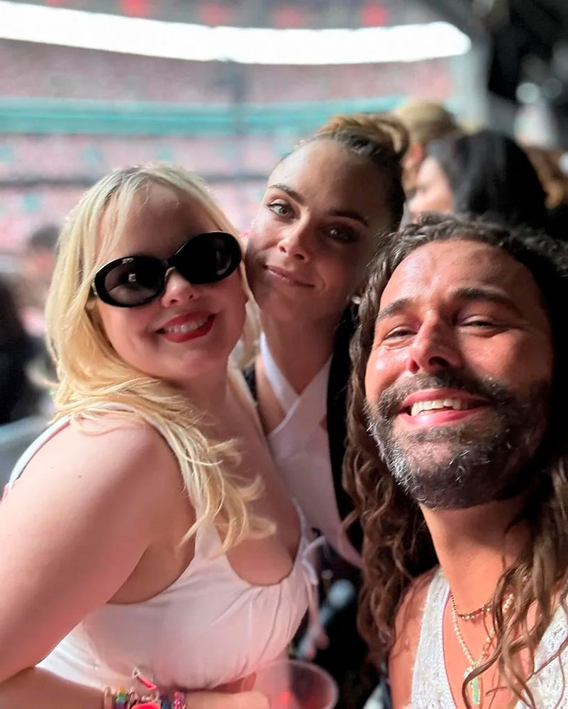 Nicola Coughlan, protagonista de la serie 'Bridgerton' junto a Cara Delevingne y Jon Van Ness en show de Taylor en Londres.