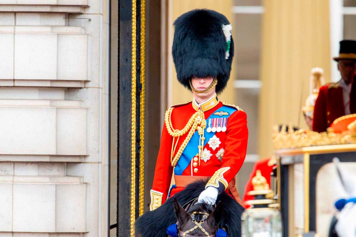 El príncipe William desfiló a caballo en 'Trooping the Colour' y después se unió a Kate y sus hijos en el balcón de Buckingham. 