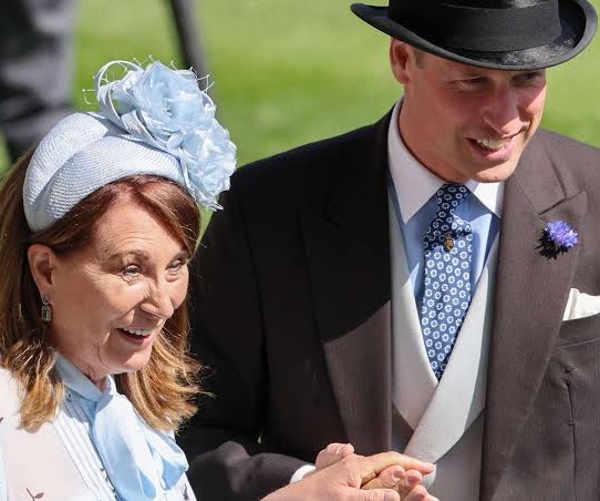 El príncipe William acudió a Royal Ascot acompañado de su suegra, Carole Middleton.
