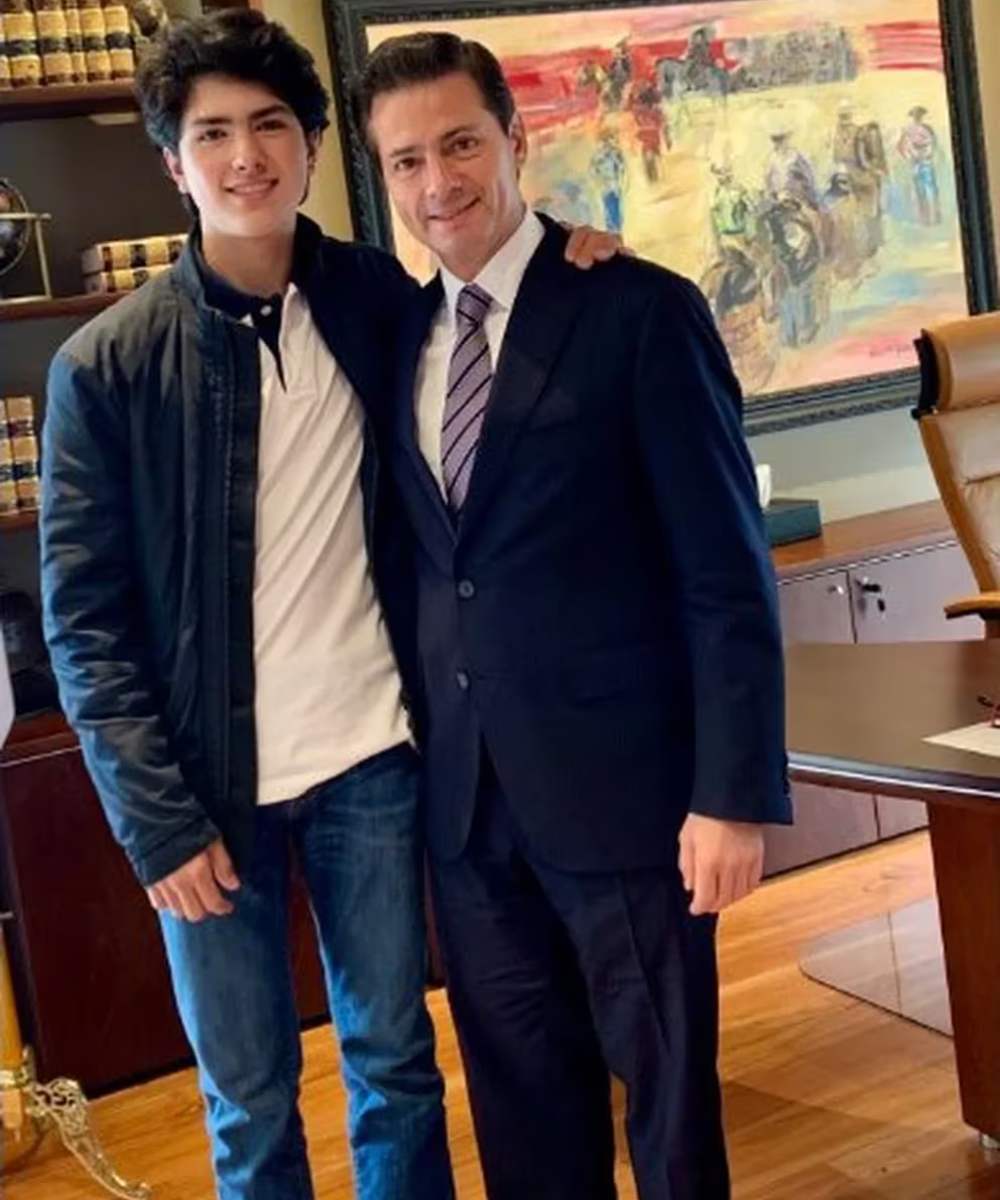 Enrique Peña Nieto junto con su hijo, Diego. 