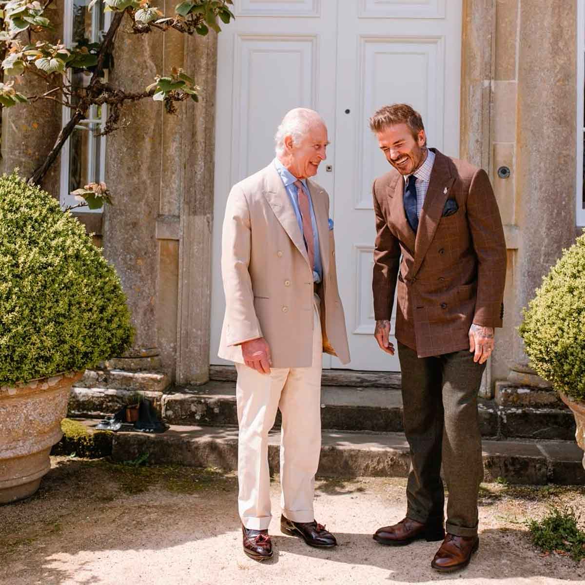 Carlos III y David Beckham tienen una gran amistad y comparten intereses en común.