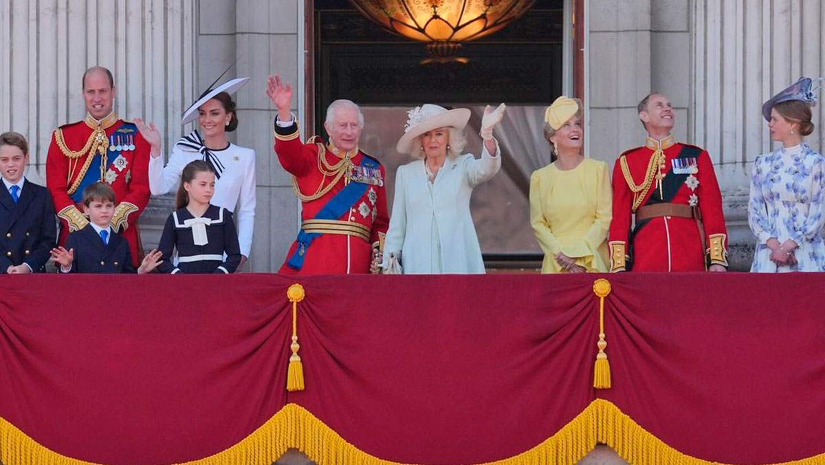 ¡Por fin todos juntos! Kate Middleton apareció junto al rey Carlos III en el posado tradicional de Buckingham.