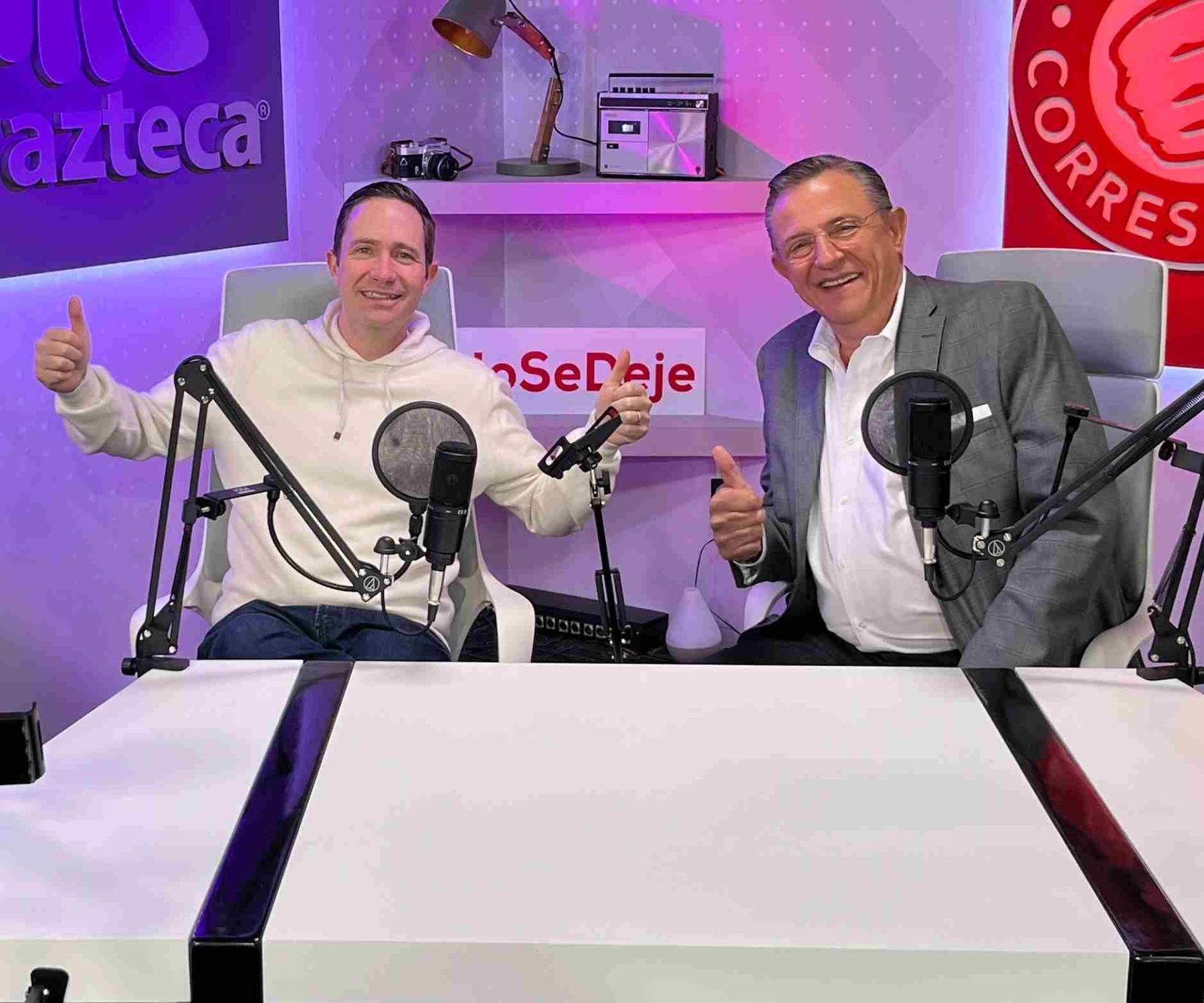 Benjamín Salinas Sada, hijo de Ricardo Salinas, junto con el periodista, Jorge Garralda. 