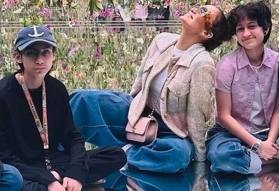 JLo y sus dos hijos adolescentes.