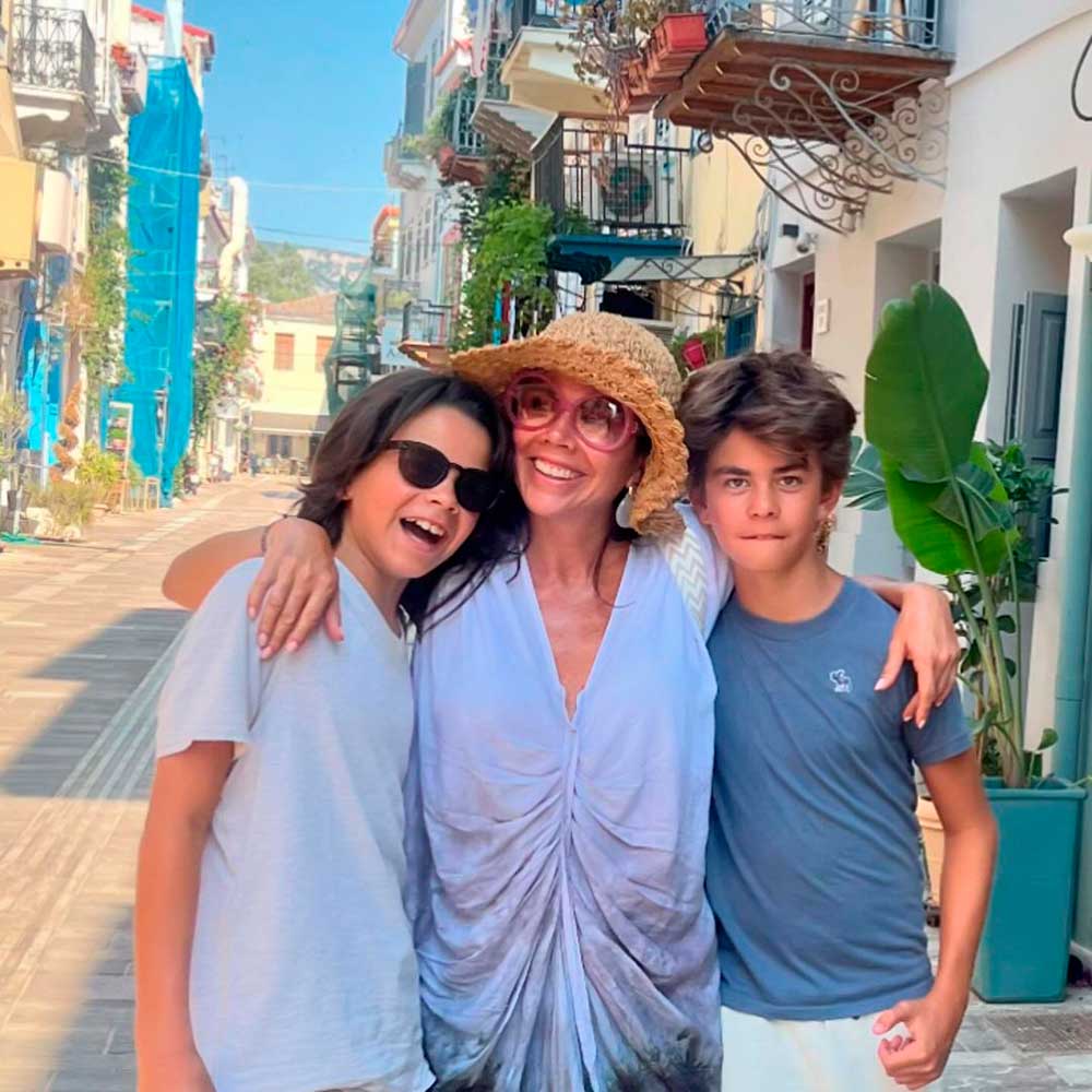 Paola Rojas y sus hijos Paolo y Leonardo de vacaciones por Grecia.
