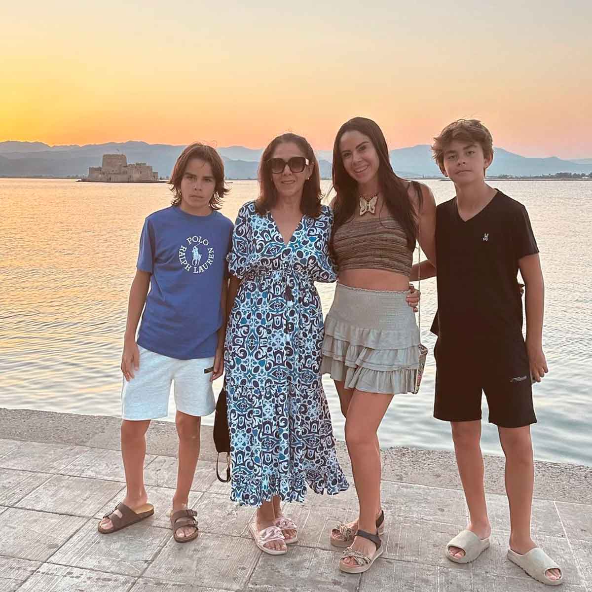 La mamá de Paola Rojas también viajó con ella y sus nietos en estas vacaciones de verano.
