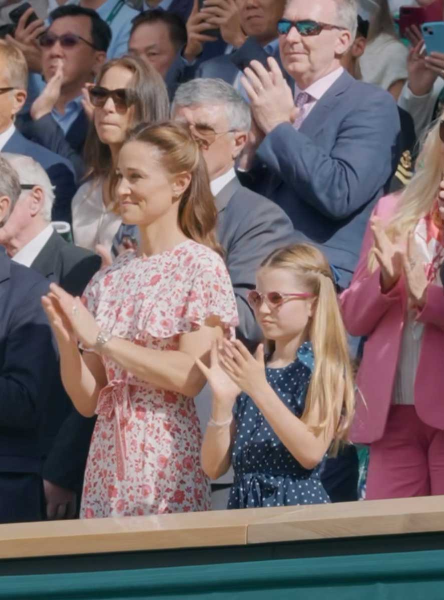 La princesa lució como toda una fashionista con vestido de Guess y gafas de sol color rosa de Ray Ban. Aquí junto a su tía Pippa Middleton. 