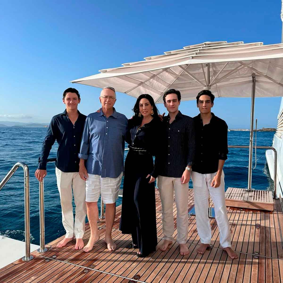 Ricardo Salinas Pliego y María Laura Salinas Medina con sus tres hijos.