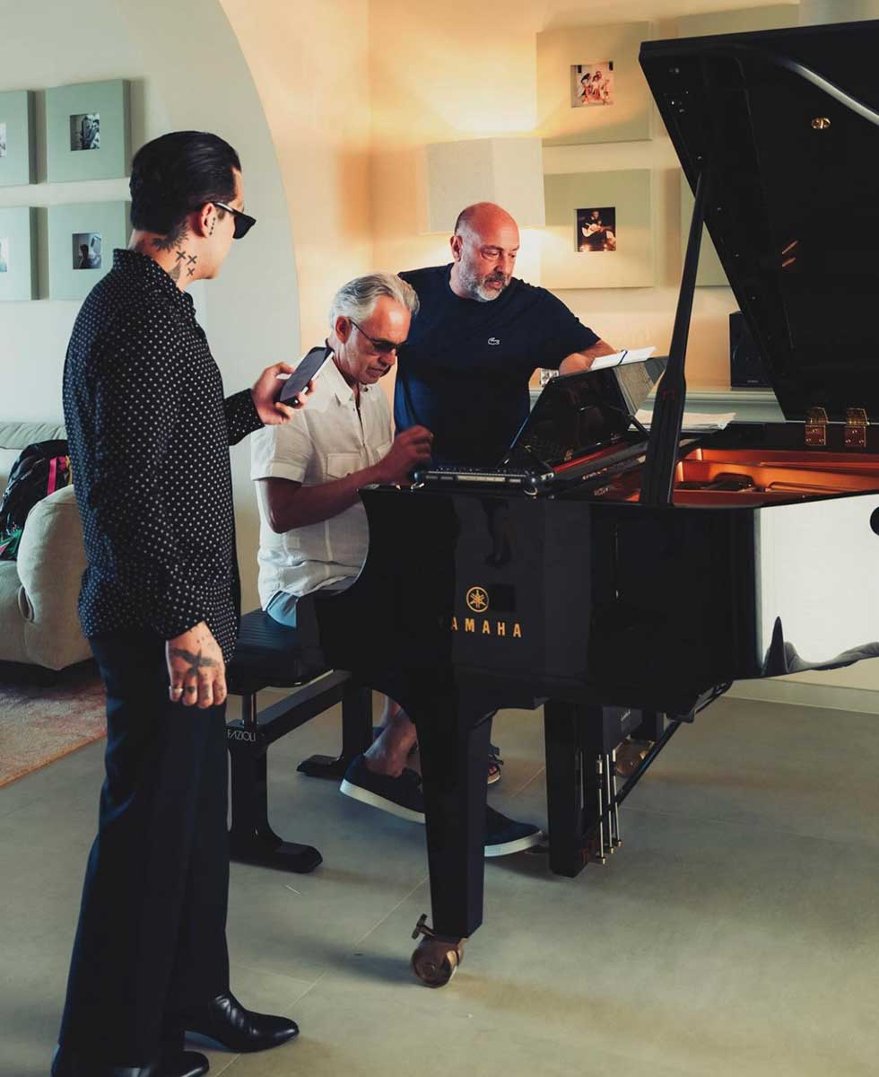 Nodal y Bocelli ensayando
