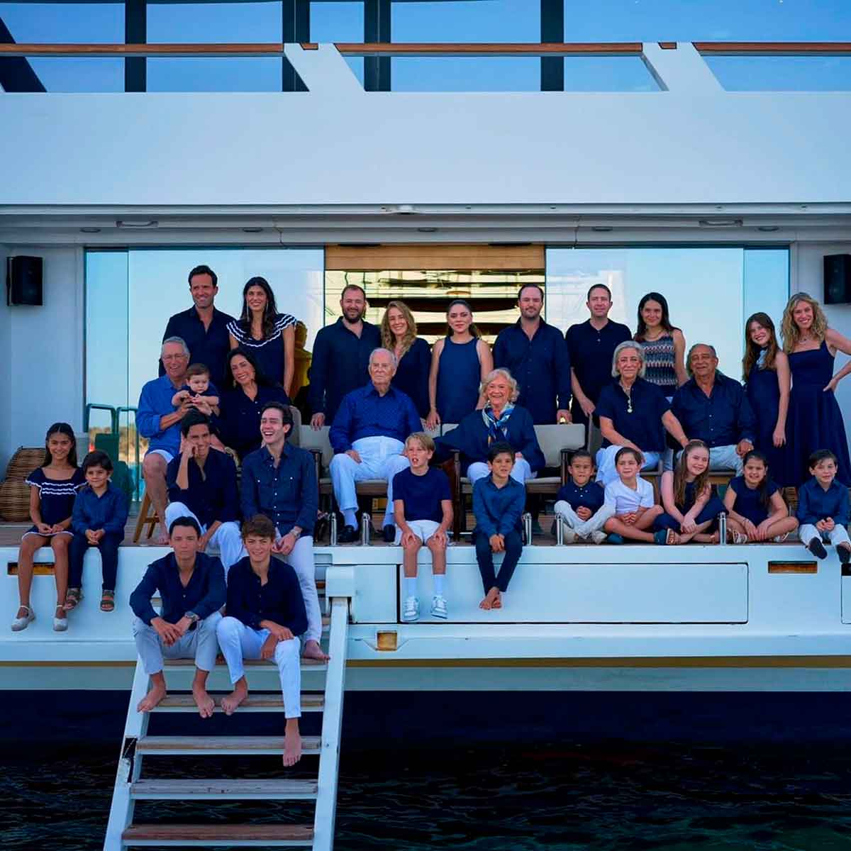 Ricardo Salinas Pliego viajó con toda su familia a las playas de Ibiza.