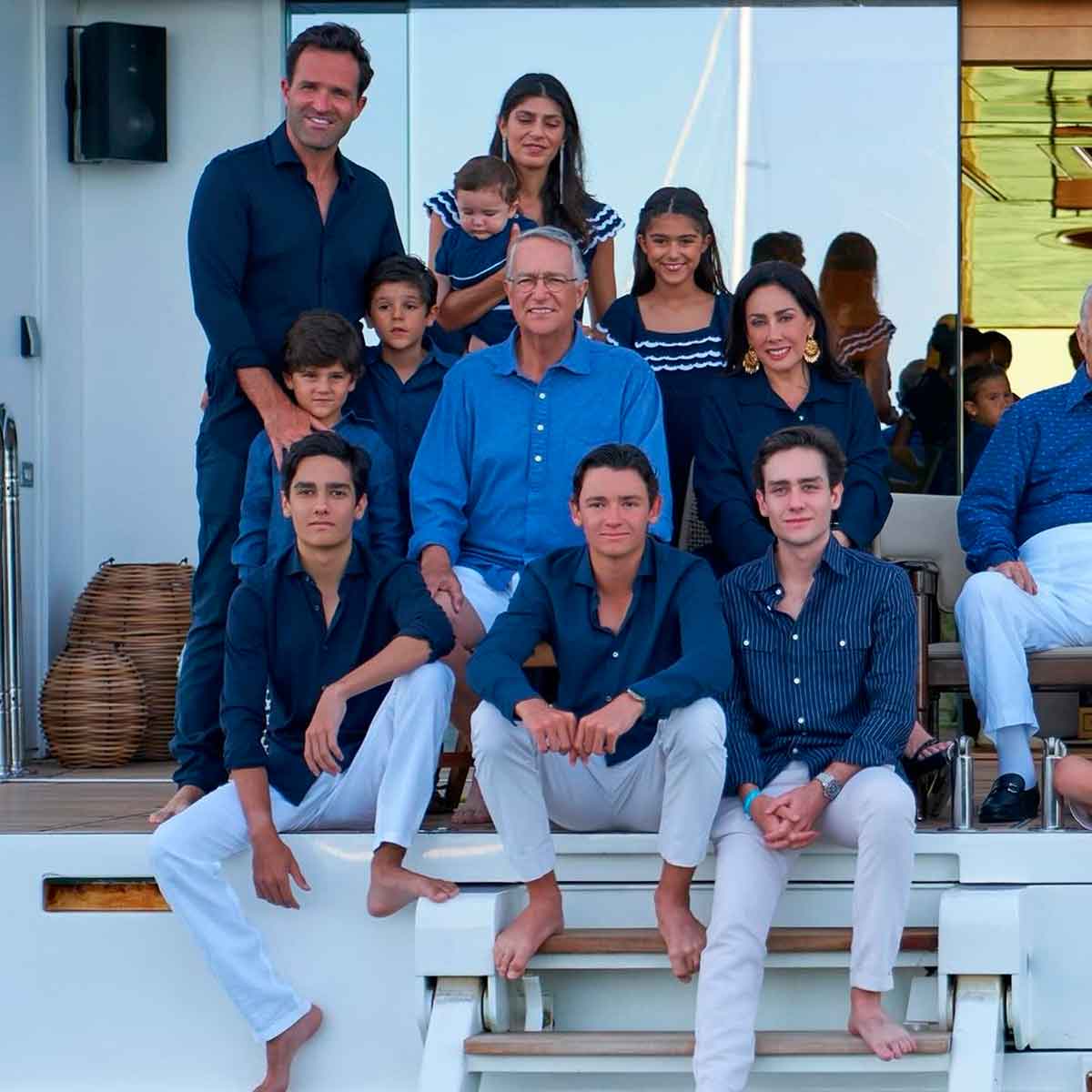 Ricardo Salinas Pliego con algunos de sus hijos 