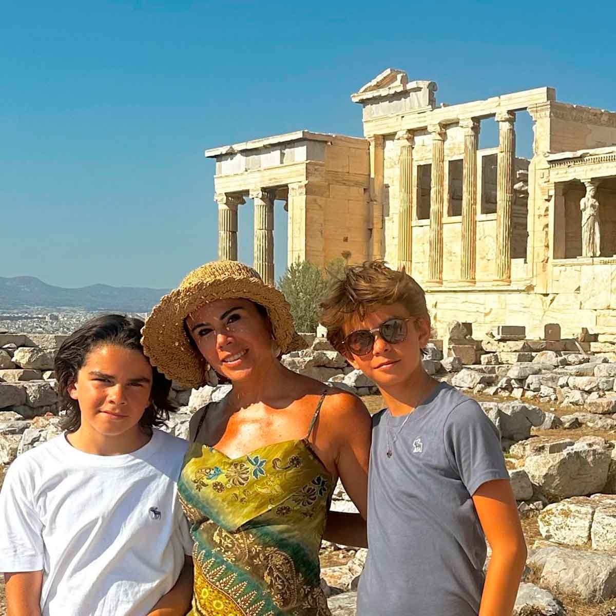 Paola Rojas y sus hijos en Acrópolis de Grecia.