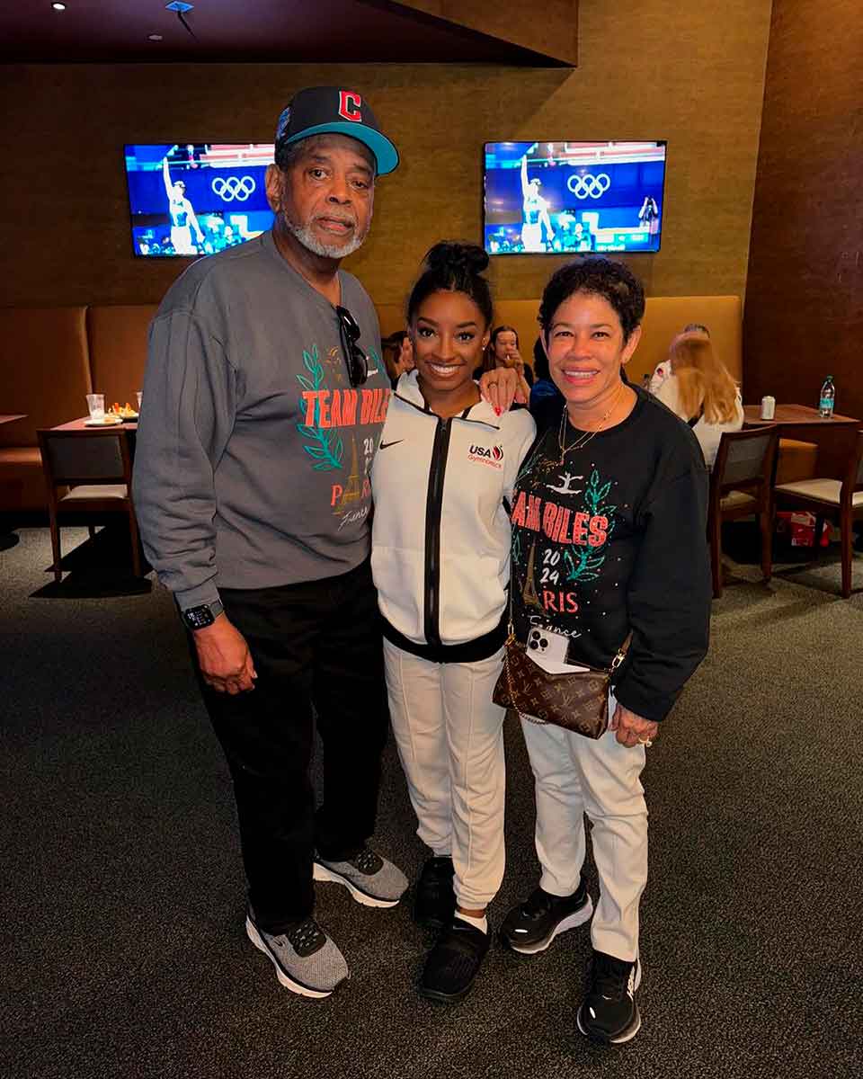 Simone Biles y sus abuelos maternos.