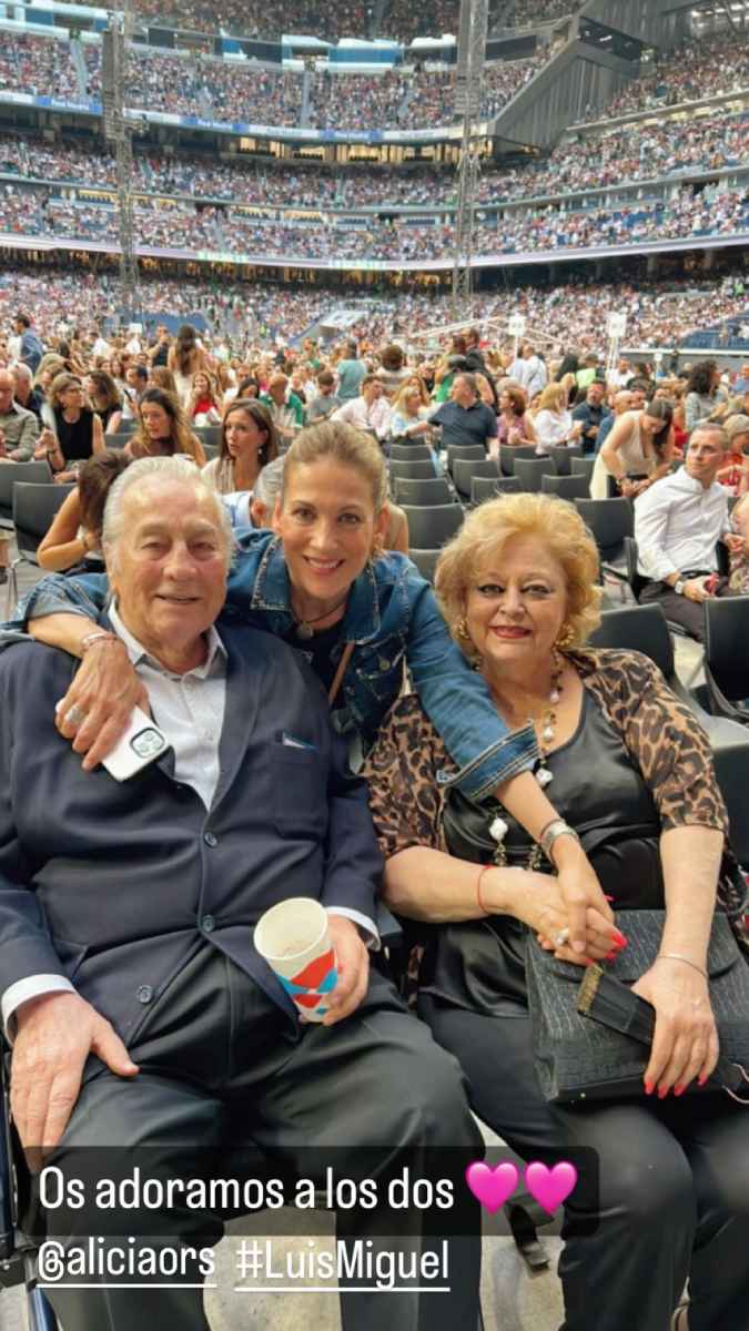 Los papás de Paloma Cuevas, Victoriano Valencia y Paloma Díaz, en primera fila del concierto de Luis Miguel en Madrid.