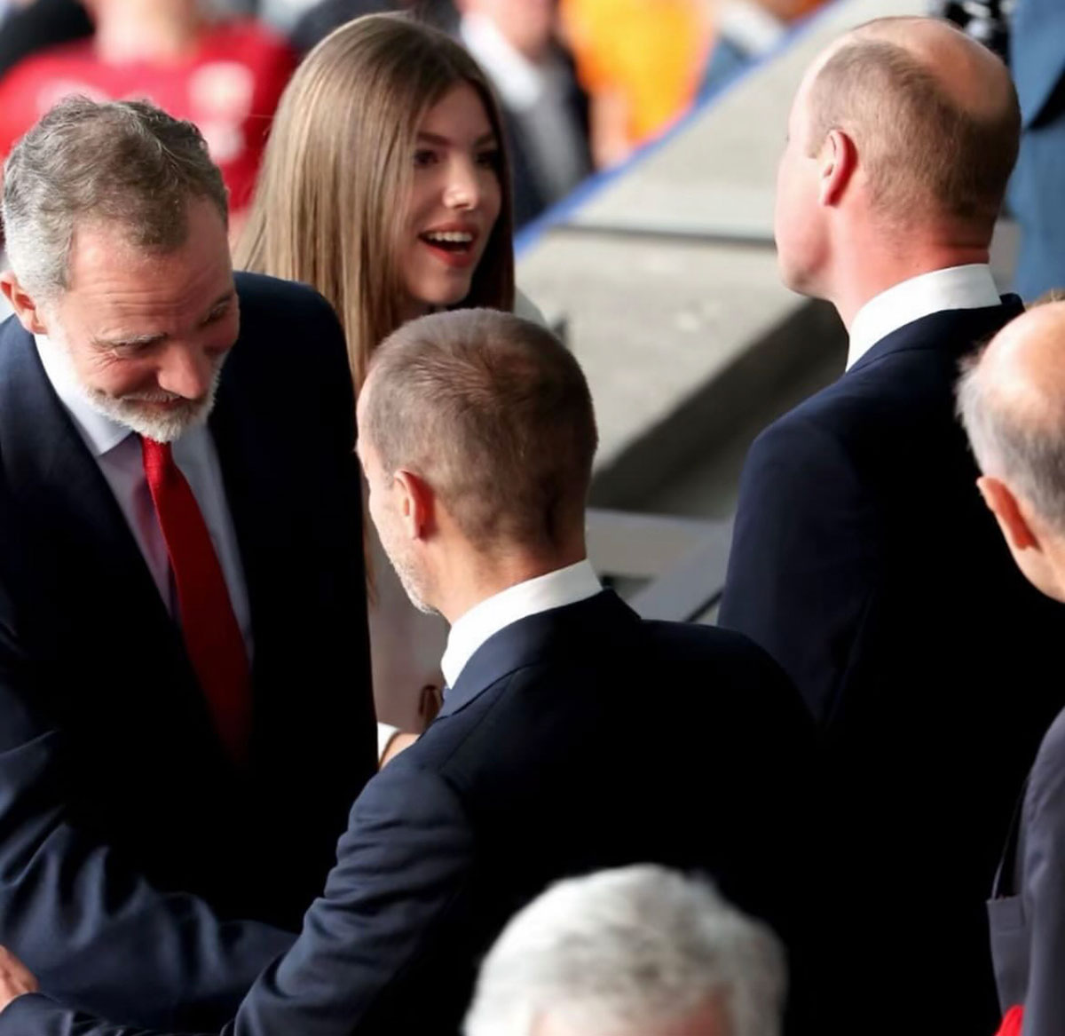 Rey Felipe VI y la infanta Sofía saludando al príncipe William y George