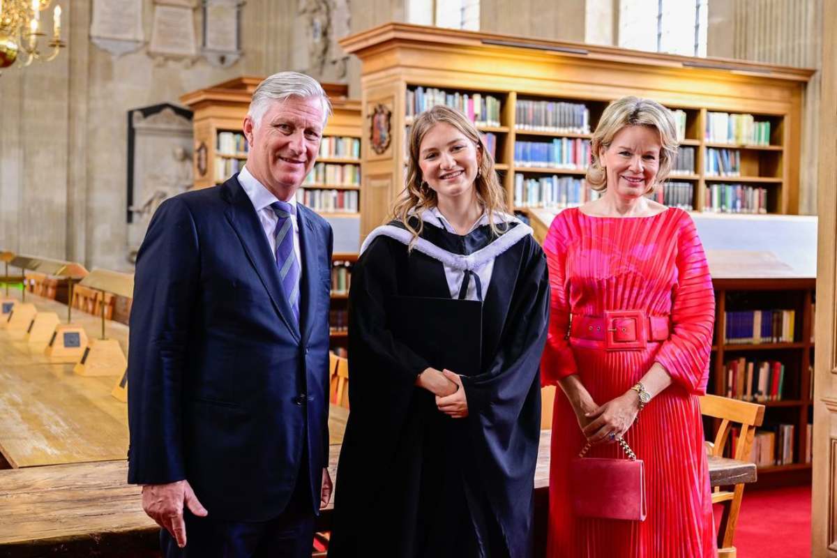 Los reyes Felipe y Matilde de Bélgica junto a la recién graduada, la princesa Elisabeth. 