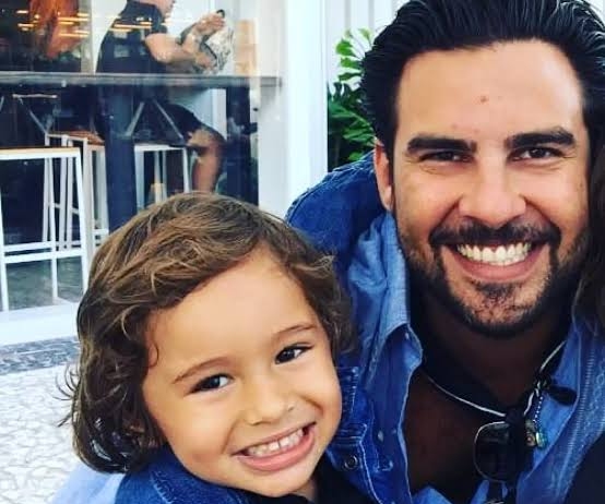 Gerardo Bazúa y su pequeño hijo, Eros. 